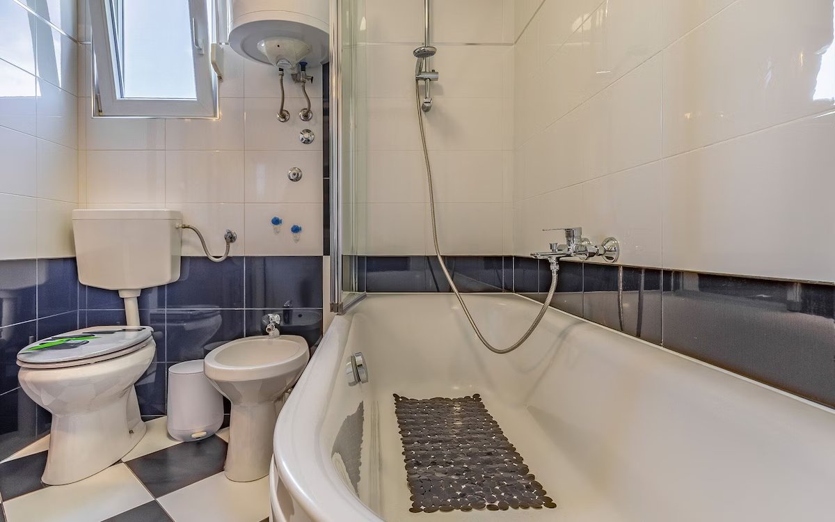 Bathroom (3)