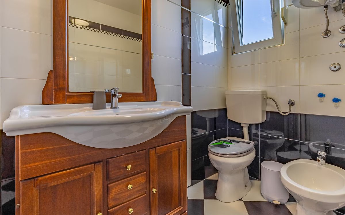 Bathroom (4)